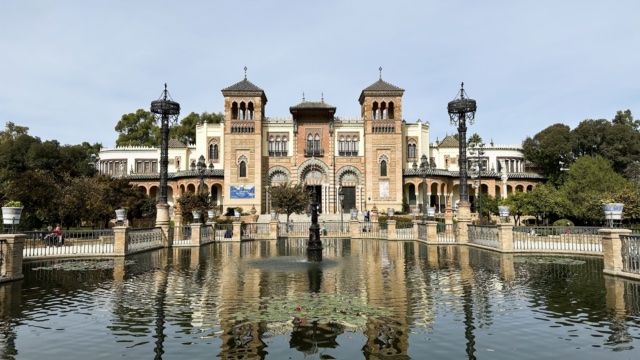 Plaza de America mit dem Museo de Artes y Costumbres Populares
