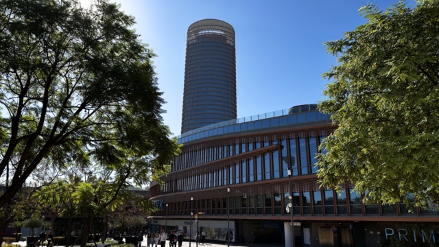 Das Einkaufszentrum am Torre Sevilla