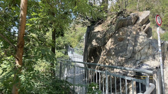 Hängebrücke über den Burgbach