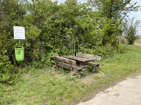 Rastplatz am Feldweg durch Kalmit